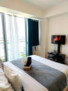 Sunset View 1BR with Balcony and Netflix Azure Near NAIA