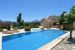 New Villa Myre3, A Family-Friendly Retreat in Crete with Private Pool & 3 Apartments