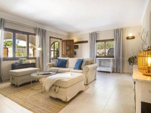 Casa Azul Stylish beach house for 4 adults and 1 child in Cala Llombards