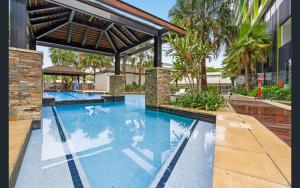 Penthouse Sleep 6 - CBD Views - Resort - Games