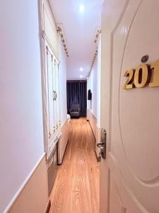 Crowne Hotel -Bui Vien Walking Street 2