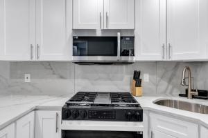 Breezy Seaside Escape 2BR Free Parking Steps to Beach