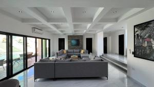 Grand Villa Famlee - multi-family rental sleeps 16