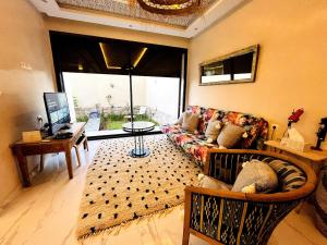 3 Bedroom Villa, Forest View, Walk to Beach & Parking
