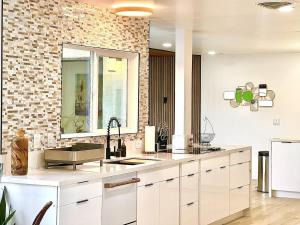 Mid Century LUX Villa with Views I Pool I Spa I Gym I Gameroom