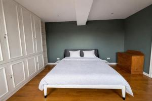 Unique villa 16p with sauna & large garden, 15 min from Maastricht