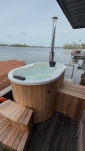 Exclusieve Houseboat La Mare 12 x 5 meter met sauna en hottup