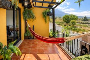 Volcano Views Colonial Garden Retreat 10minAntigua
