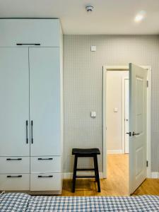 NEAT Minimal Apartment in Convenient Spot!