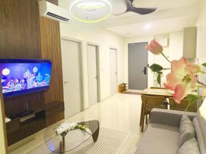 SuitesbyZR at BeCentral I-City Cozy Home with WiFi & Netflix