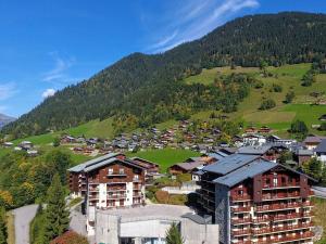 Appartement cosy 2 étoiles avec balcon et piscine – Idéal pour 45 pers. proche station de ski - FR-1-342-250