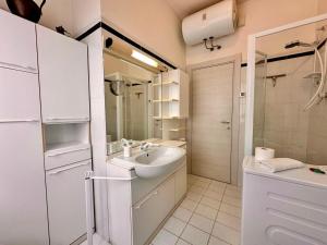 Casa delle Palme - Spazioso Trilocale con Balcone Vista Mare