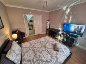 6 bedroom modern home with parking