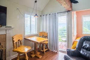 Peak Hangout Studio Loft for 4 Deck Wifi Pool