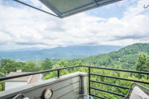 Peak Hangout Studio Loft for 4 Deck Wifi Pool