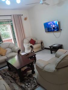 Fully serviced 3-Bedroom Olympic Pool, Garden & Beach Access