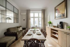 Olive Art Get Away-Walk to Buda Eye & Fashion Street