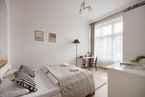 Olive Art Get Away-Walk to Buda Eye & Fashion Street