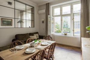 Olive Art Get Away-Walk to Buda Eye & Fashion Street