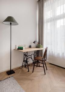 Olive Art Get Away-Walk to Buda Eye & Fashion Street