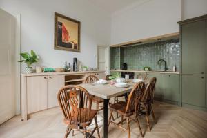 Olive Art Get Away-Walk to Buda Eye & Fashion Street