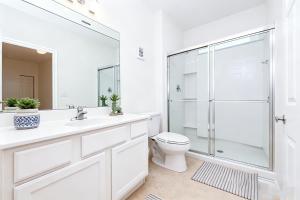 Bright Suite Room with Private Bath Near Disney- Pool- Water Park- Resort- Club