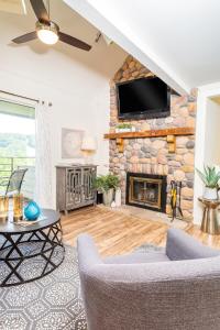Fresh Country Cool - Studio with Loft for 4, Deck, Wifi, Pools