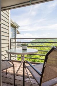 Fresh Country Cool - Studio with Loft for 4, Deck, Wifi, Pools