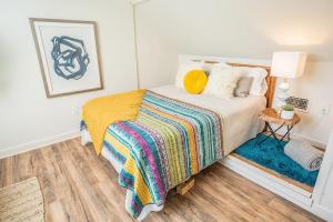 Fresh Country Cool - Studio with Loft for 4, Deck, Wifi, Pools