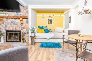 Fresh Country Cool - Studio with Loft for 4, Deck, Wifi, Pools