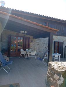 CASA DE MADEIRA E PEDRA