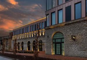 Modern & New 1BR Apartment with Sofa Bed & Balcony