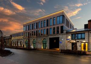 Modern & New 1BR Apartment with Sofa Bed & Balcony