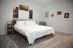 Modern 2BR Townhouse Near Water St & Vegas