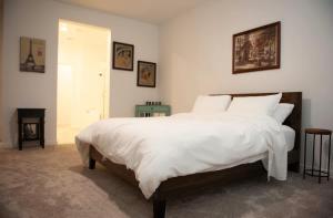 Modern 2BR Townhouse Near Water St & Vegas
