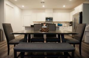 Modern 2BR Townhouse Near Water St & Vegas