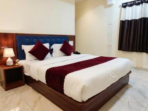 Hotel Glow Star - Near CSMT Railway Station & Hajj House - South Mumbai