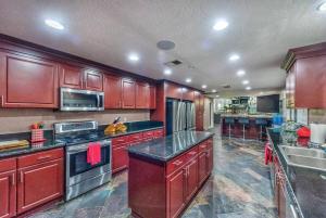 Luxurious Vegas Villa Near Strip I Pool & Hot Tub