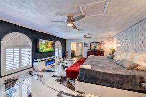Luxurious Vegas Villa Near Strip I Pool & Hot Tub