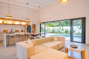 Spectacular Villa with Pool Near the Beach