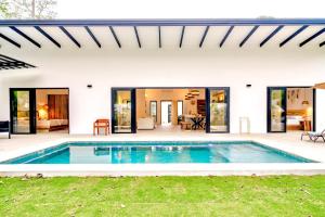 Spectacular Villa with Pool Near the Beach