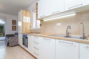 One Bedroom Apt Near Center with Pool and Garden