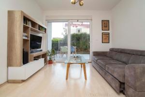 One Bedroom Apt Near Center with Pool and Garden