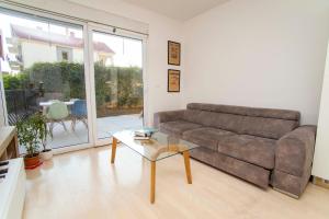 One Bedroom Apt Near Center with Pool and Garden