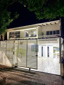 Casa con piscina privada y parking