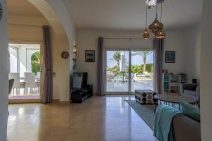 White Villa Heaven - Swim, Lounge & Sunset Magic