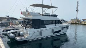 luxueux bateau à quai