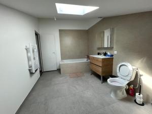 Nouvel appartement T4 avec parking et Wi-Fi gratuit