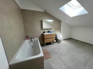 Nouvel appartement T4 avec parking et Wi-Fi gratuit