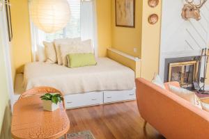 Retro and Relaxed Studio Condo for 2 - Park Views, Pools & Wifi